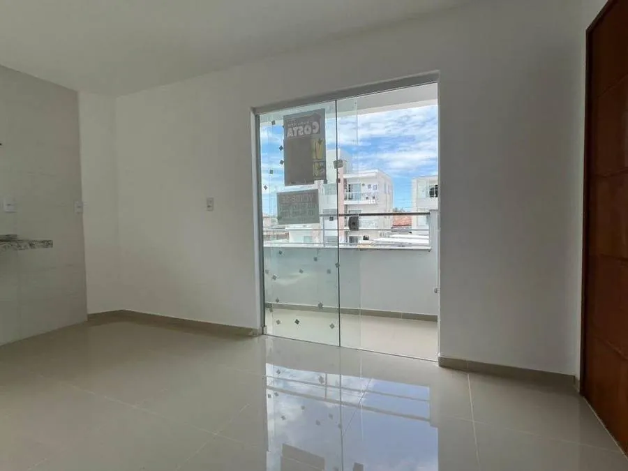Sala ampla com porta de vidro para a varanda