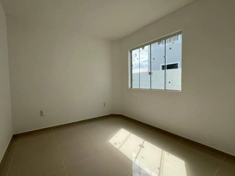 Quarto com janela ampla