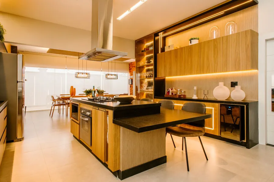 Cozinha com nicho e armários altos em madeira