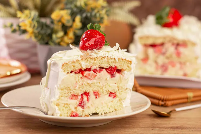 Fatia de bolo com chantilly e morangos