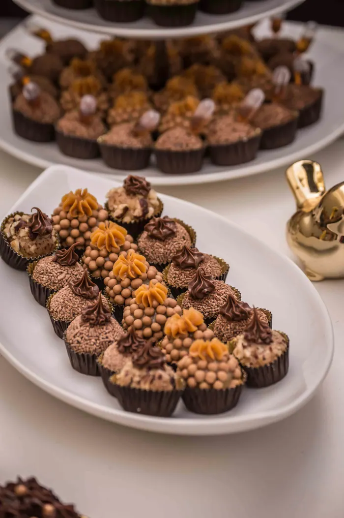 Brigadeiros e docinhos em um prato