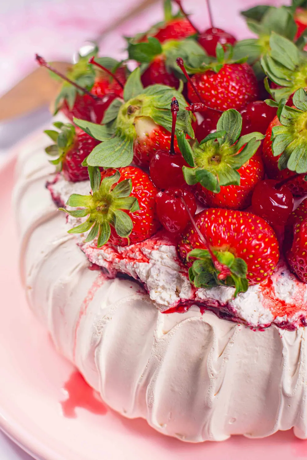 Bolo de festa com chantilly e morangos frescos